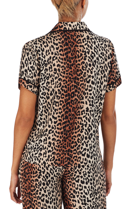 A girl wearing short sleeve top with leopard camouflage.